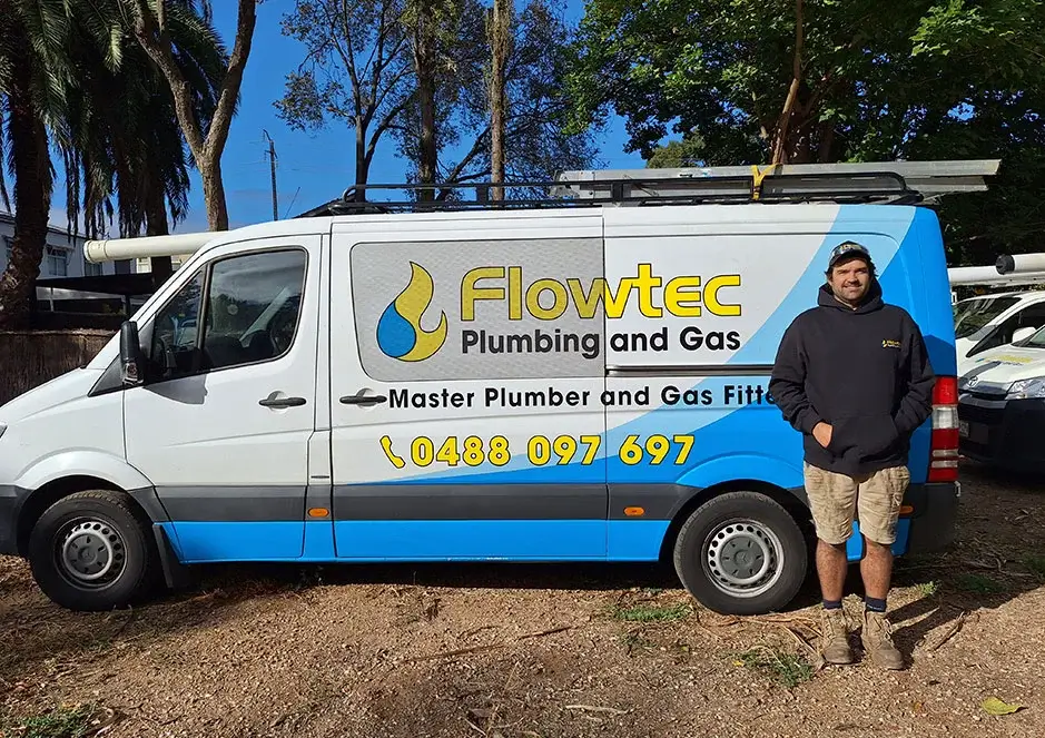 maintenance team and vehicle | Flowtec