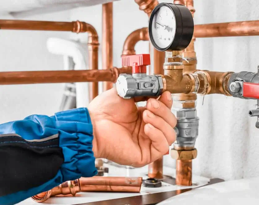 Plumber checking pipes | Flowtec