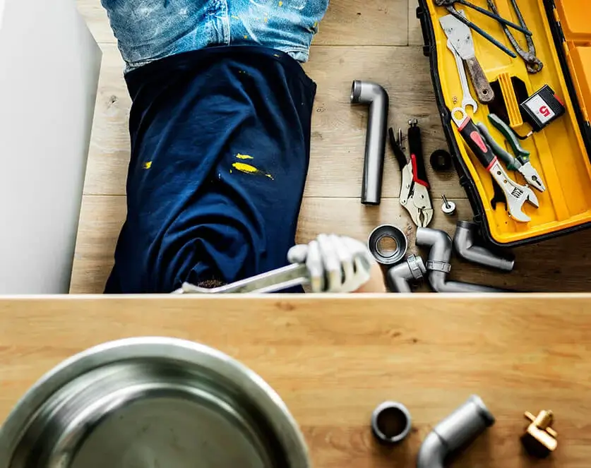 Plumber with wrenches | Flowtec